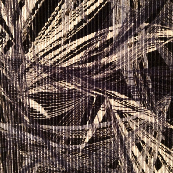 Bundle of 3 AMAZING & VERSATILE tank tops!! - Picture 11 of 14